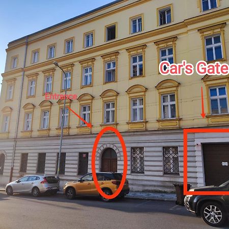 Spacious Flat & Parking Possibility, 3 Stops To Wenceslav Square Prag Eksteriør billede