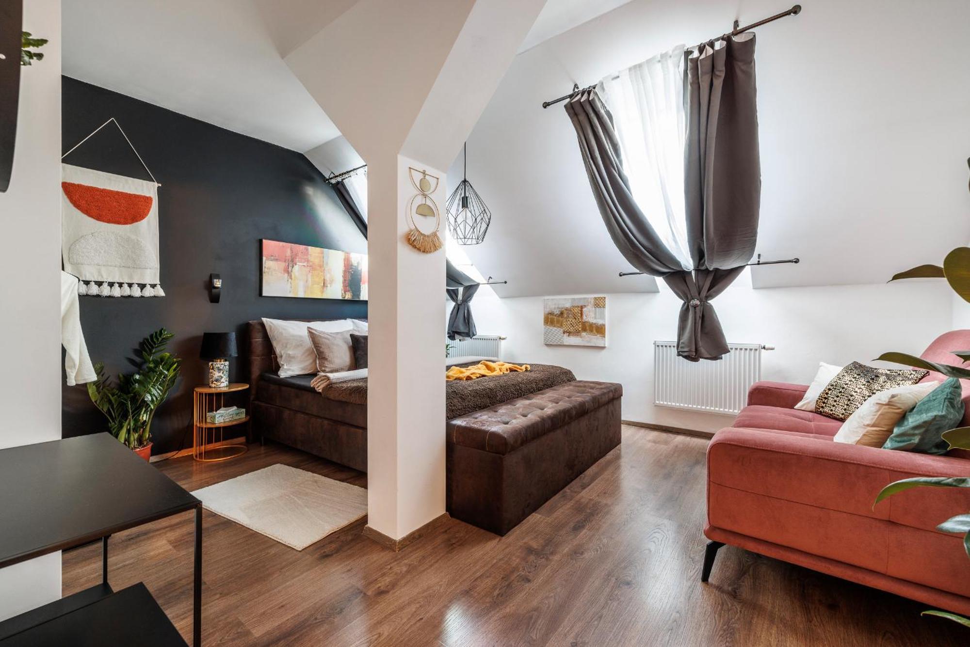 Spacious Flat & Parking Possibility, 3 Stops To Wenceslav Square Prag Eksteriør billede