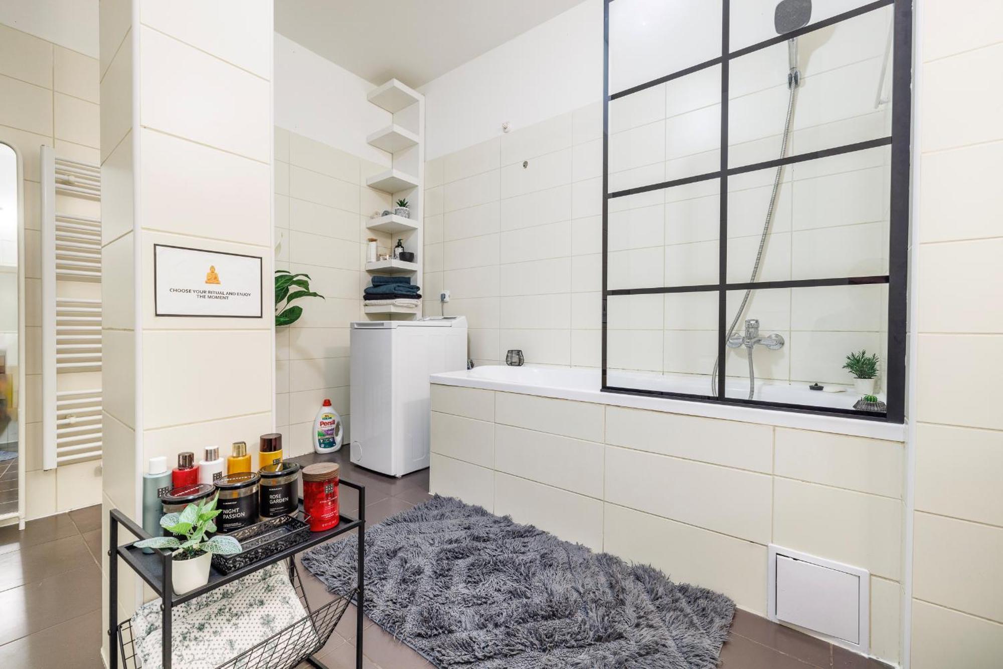 Spacious Flat & Parking Possibility, 3 Stops To Wenceslav Square Prag Eksteriør billede