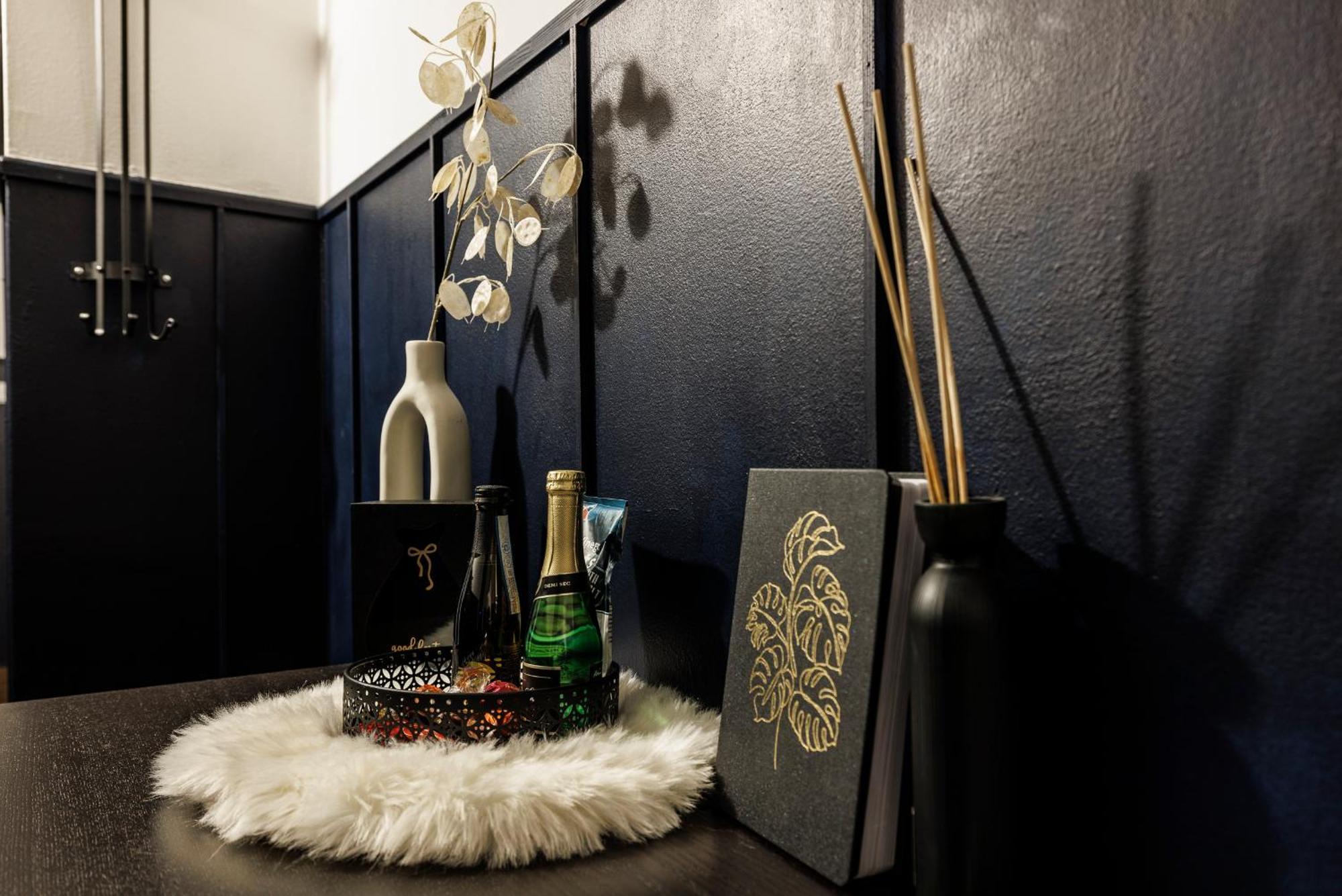 Spacious Flat & Parking Possibility, 3 Stops To Wenceslav Square Prag Eksteriør billede